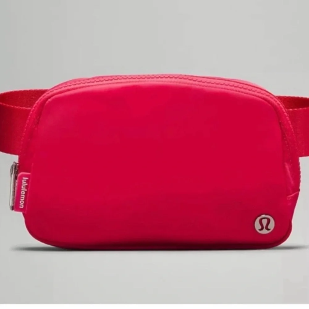 LULULEMON 1L BELT BAG, SOLD OUT new Fanny pack workout gym lipgloss - Picture 2 of 2